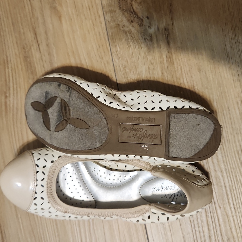 Dexflex Comfort Cream Flats - Picture 3 of 3